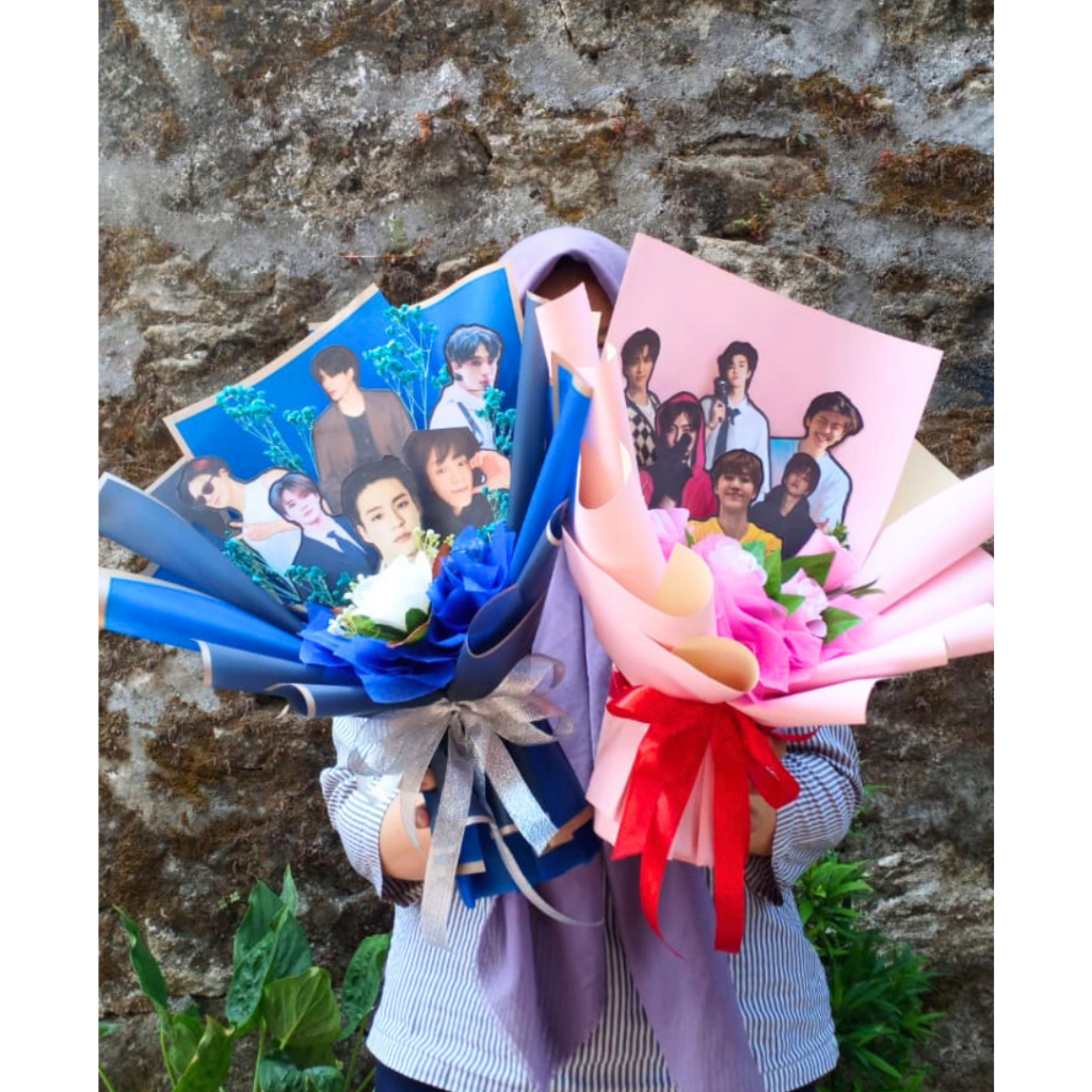 

Buket custome foto bias - Buket wisuda - Buket kpop WAJIB CHAT DAHULU