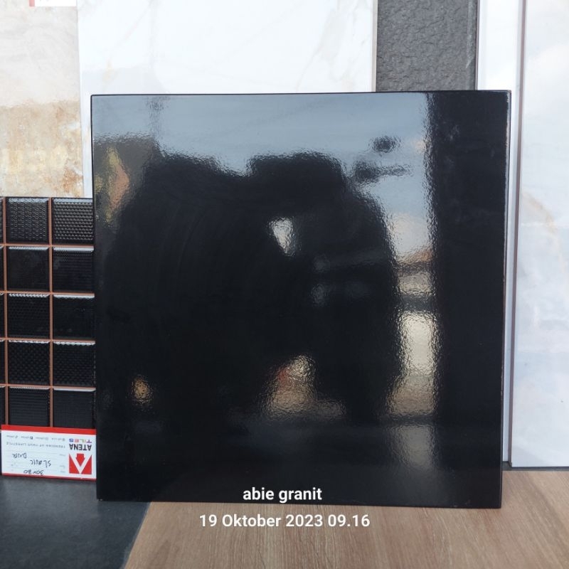 Keramik lantai  40x40 hitam polos atena