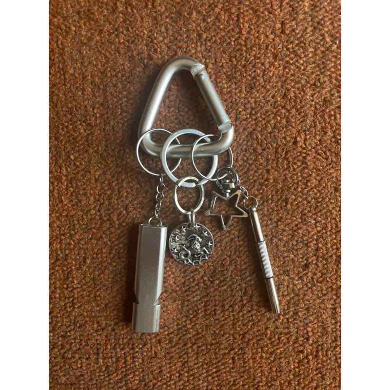 (4) Gantungan kunci / keychain carabiner Silver / keychain segitiga / gantungan skena / gantungan keren