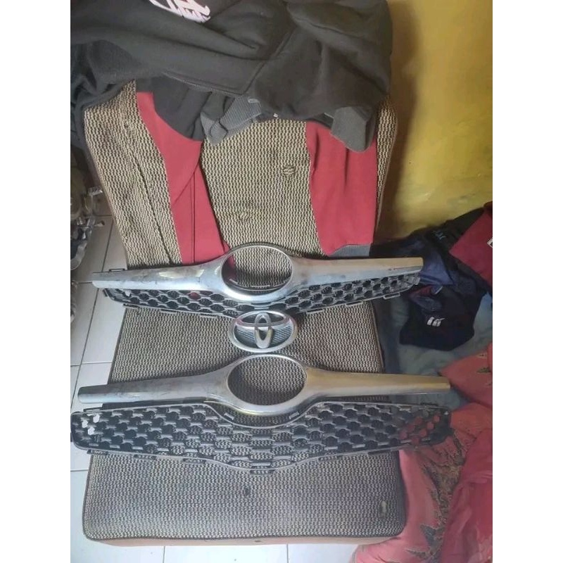 Grill yaris2010, Garnish Grill yaris 2010 Emblem Yaris 2010 borong semua Harga termurah Part ORI.