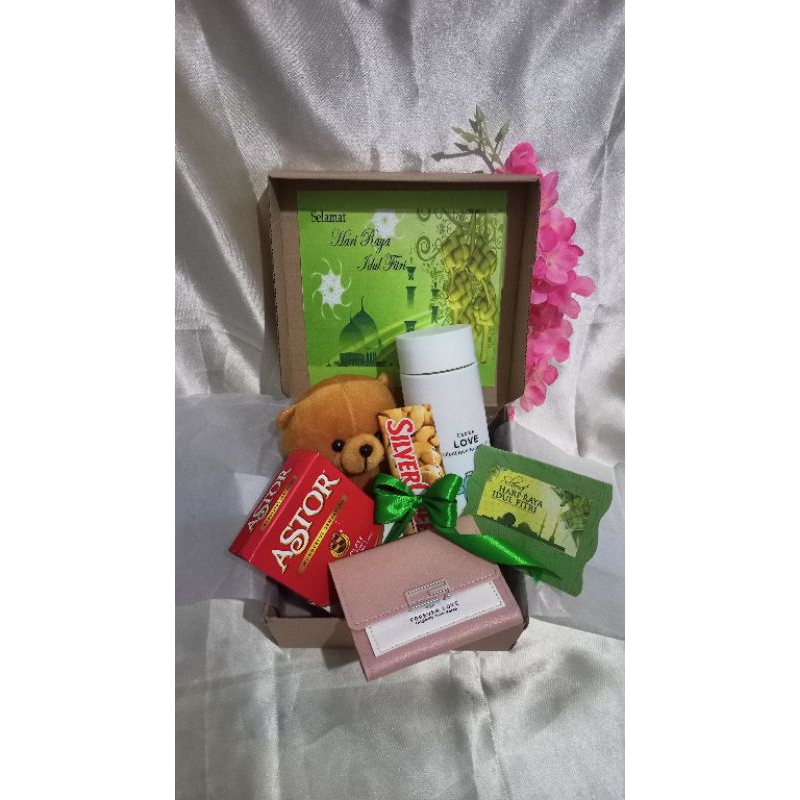 

Hampers Kado Lengkap Boneka Coklat Dompet Cemilan Botol Souvenir Custom Ucapan Tema Menyesuaikan Request untuk Cewek Murah Paket Gift set pengiriman Jambi untuk Valentine Wisuda Ulang Tahun Anniversary Birthday Wedding Graduation Idul Fitri Adha Natal