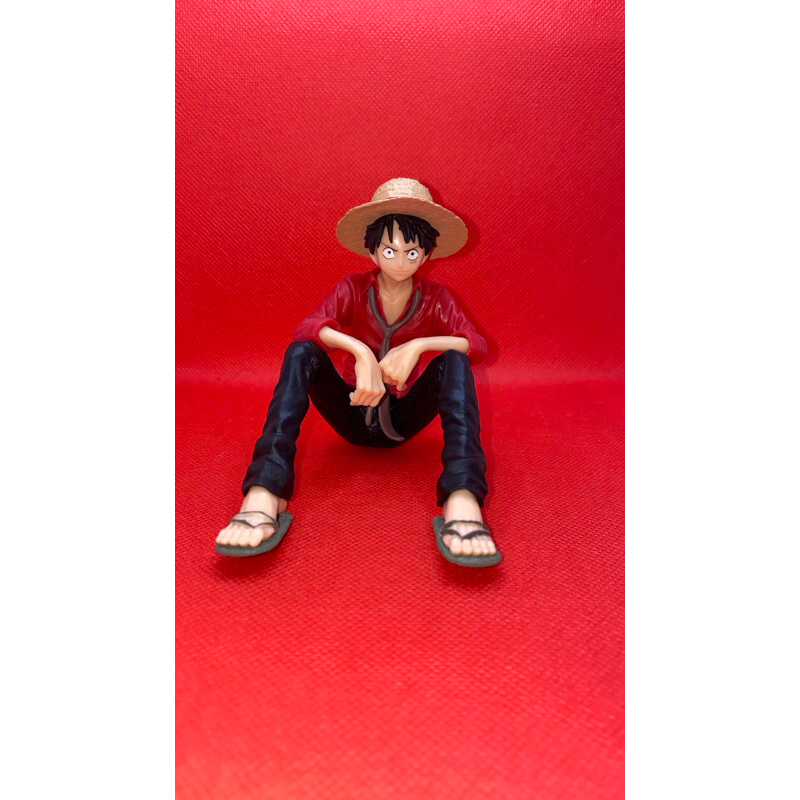 Action figure luffy duduk