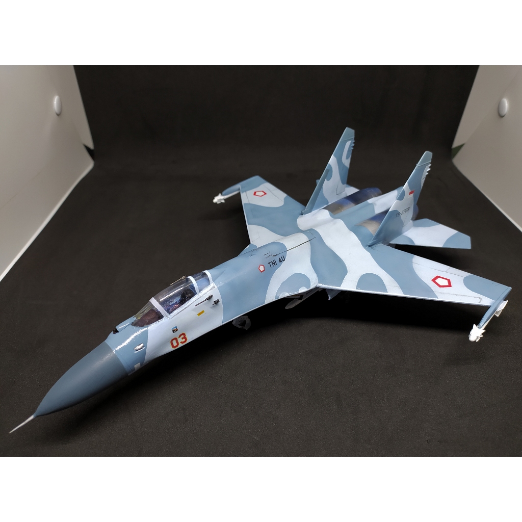 Miniatur Pesawat Tempur Sukhoi Su-27 Su-30 Flanker Indonesia TNI AU Skala 72 30 CM