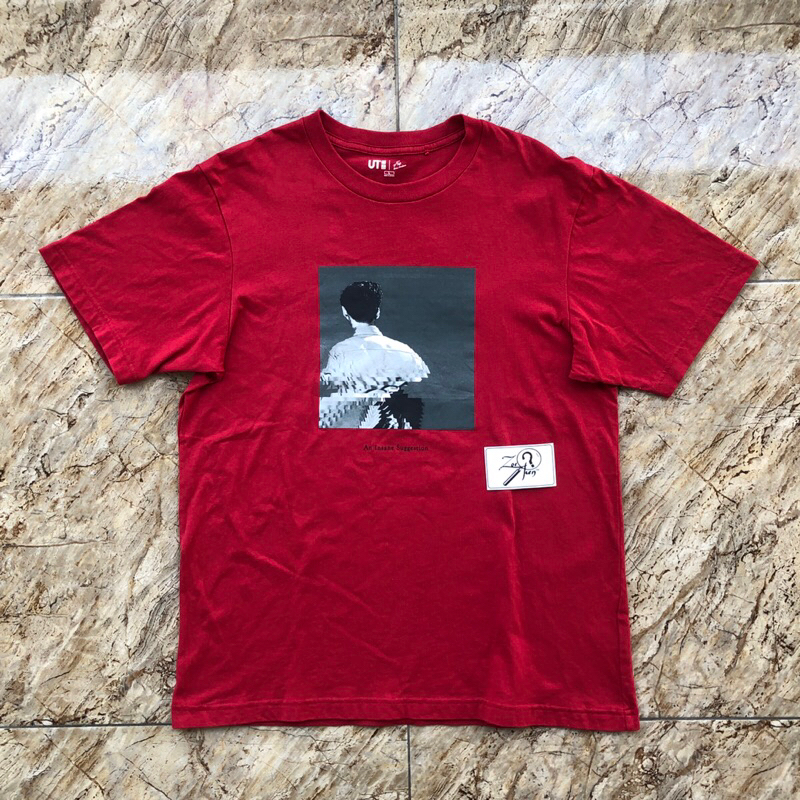 KAOS UNIQLO X GEN HOSHINO MERAH