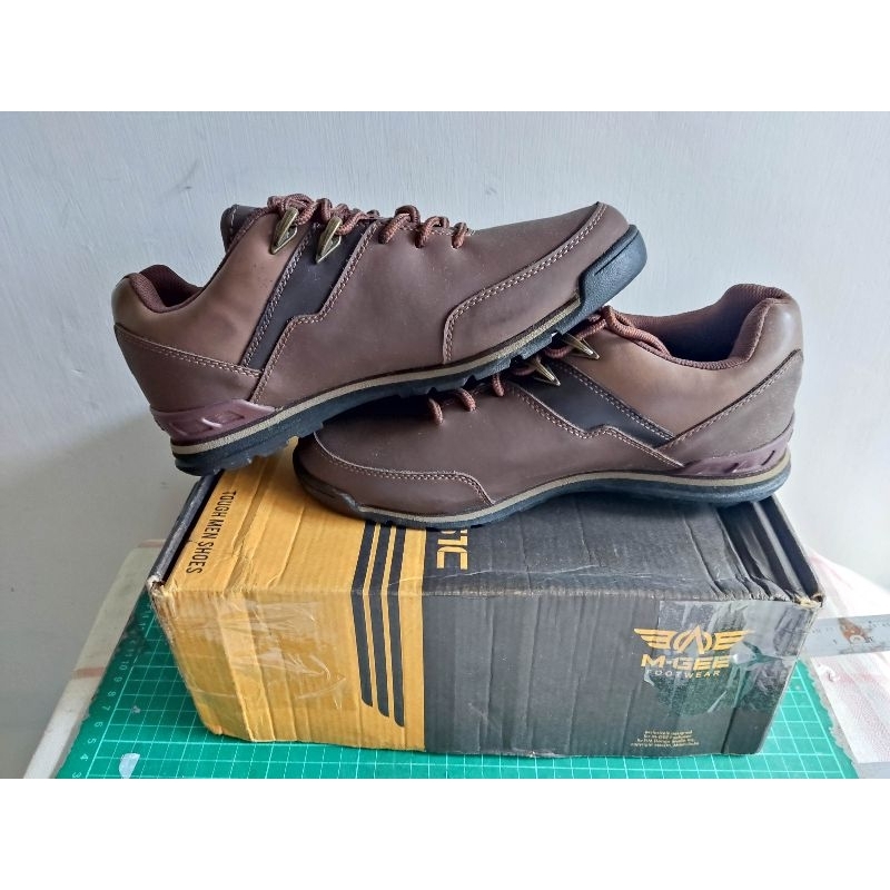 sepatu lapangan M GEE hiking coklat boot tali anti licin no 40 altus