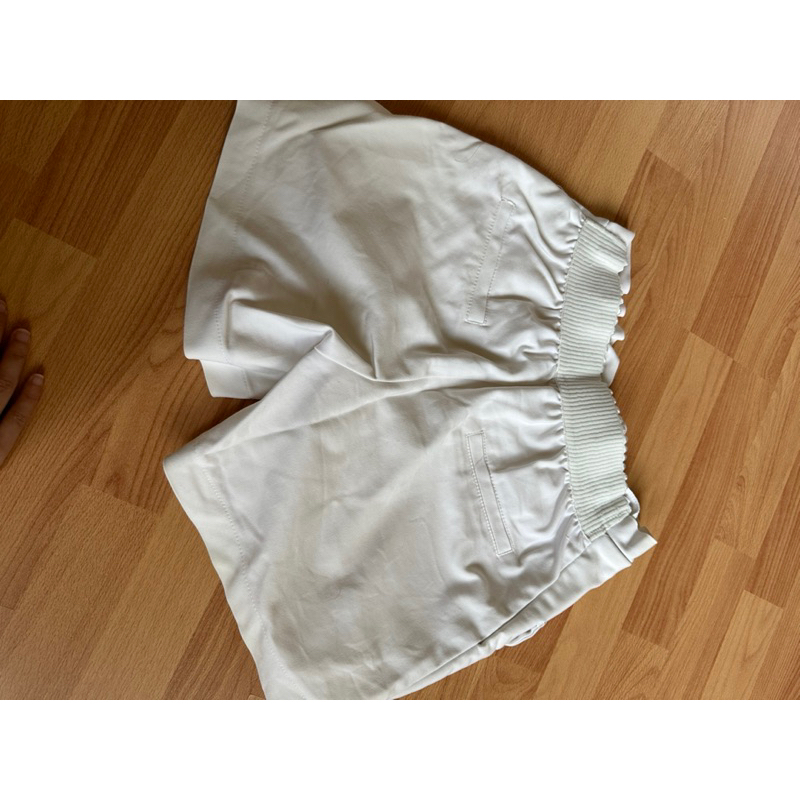Preloved - celana pendek putih model rok