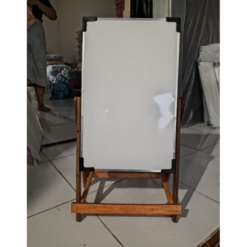 

PAPAN TULIS WHITEBOARD PLUS KAKI KAYU JATI 30×50 NON LACI