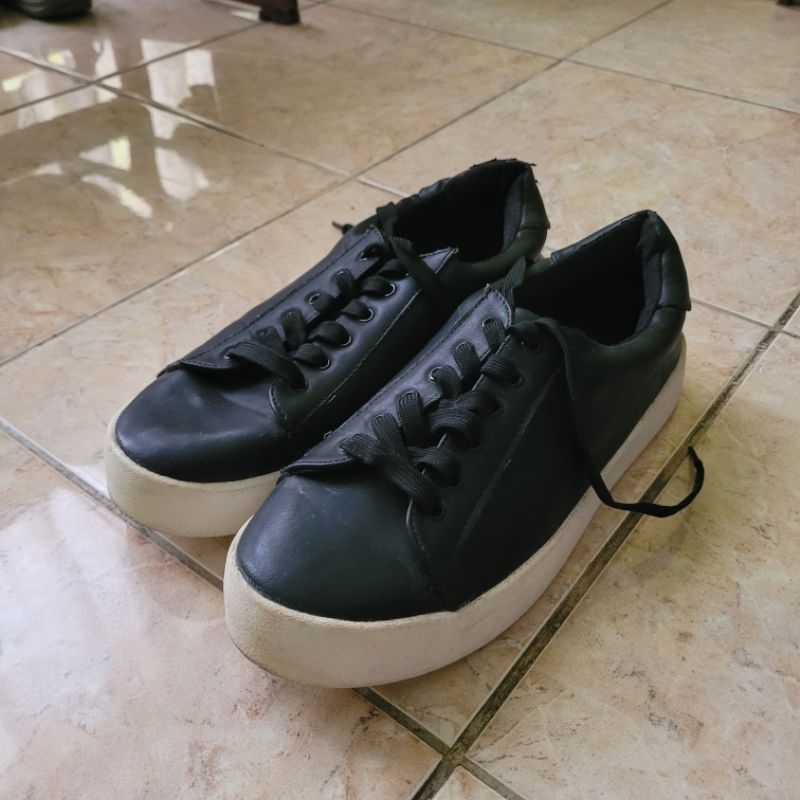Preloved Sepatu Nevada Hitam