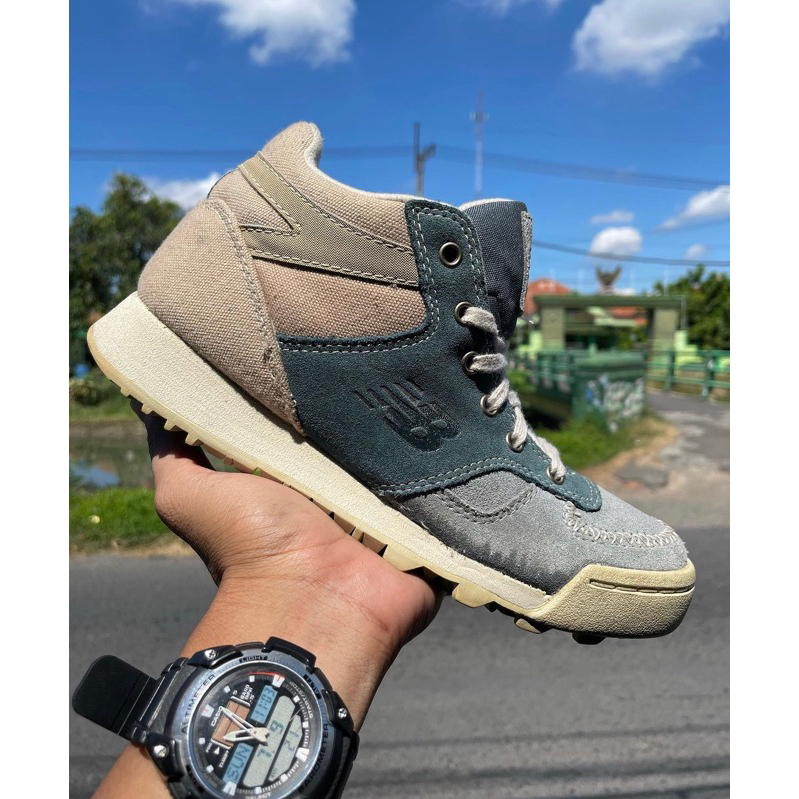 Sepatu Outdoor NB710