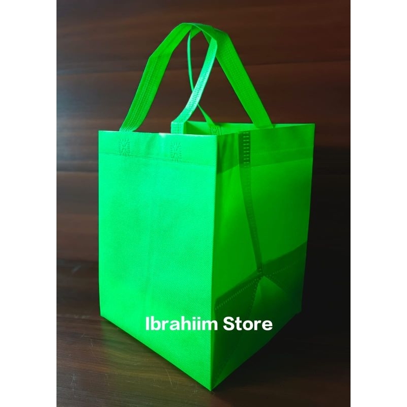 

(ECER) GOODIE BAG POLOS TEBAL UK 20 / TAS SPUNBOND PRES BOX POLOS TEBAL UK 20x20x28 cm GSM 80