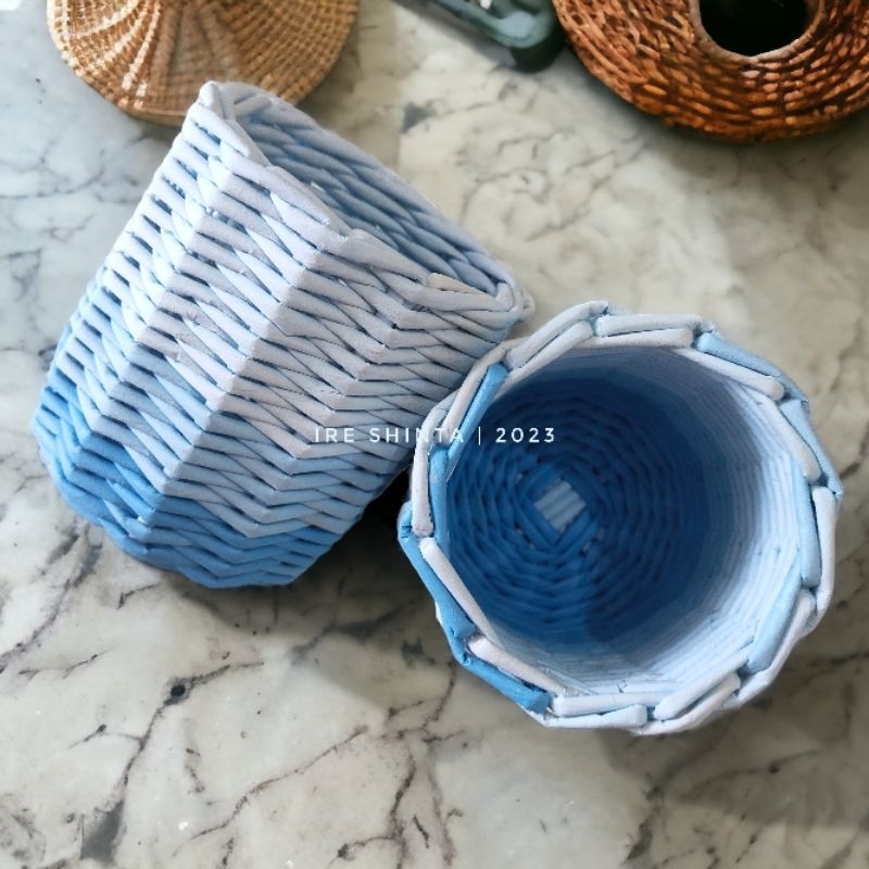 

tempat pensil - pencil holder anyaman kertas handmade