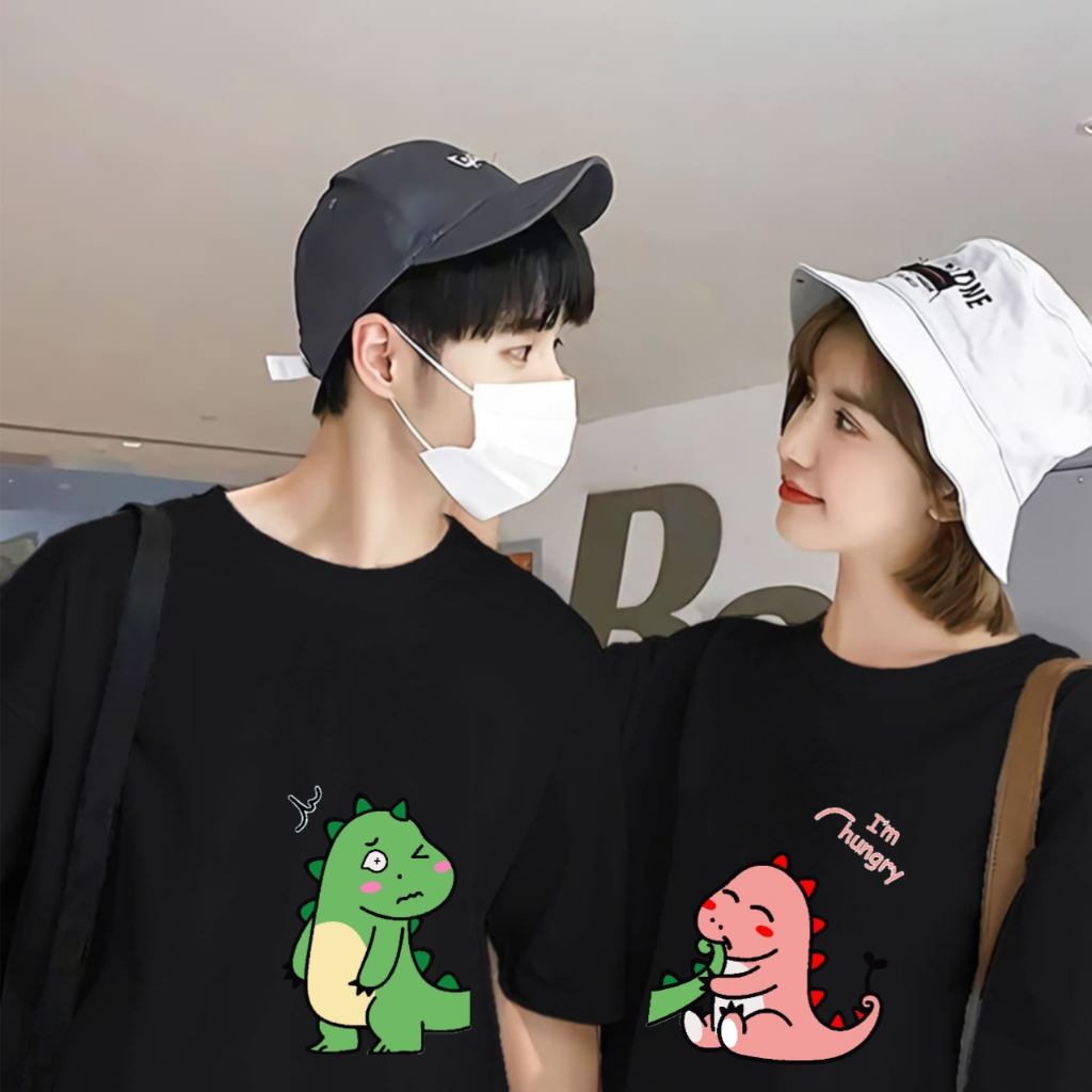 Baju Couple pasangan Dino PINK HIJAU Kaos Couple Pasangan Bahan Katun Premium Pria Wanita Baju Kapelan Cewek Cowok Harga Murah Dan Keren Baju Oblong Couple Laki Laki Perempuan Terbaru Kekinian Tahun Ini Bisa Cod