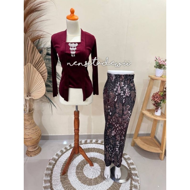 [1 Set, Maroon] Kebaya Kutubaru + Rok Plisket / Dhinar maroon
