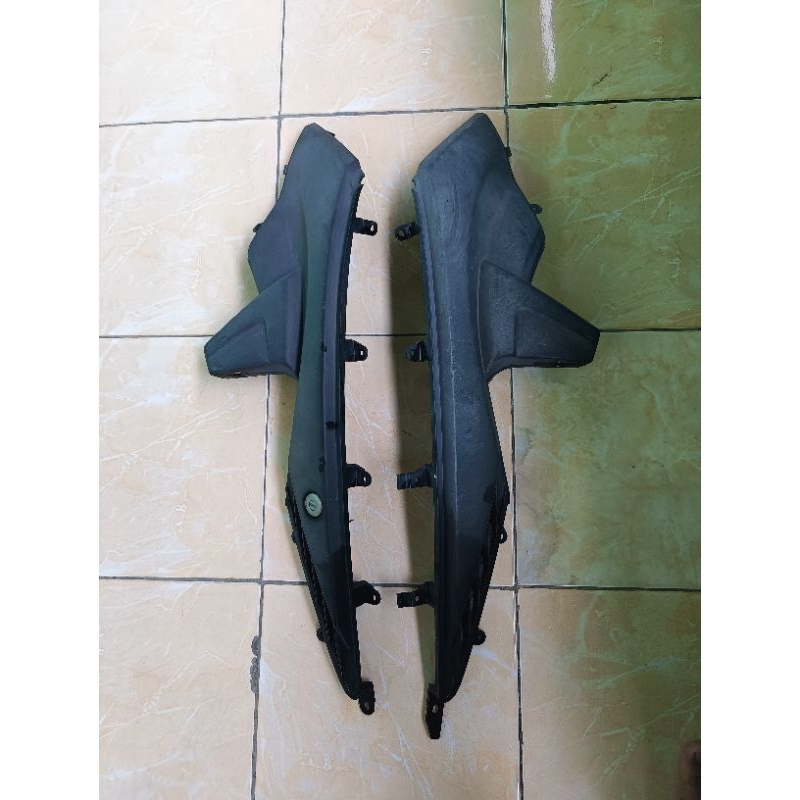 sambungan body tengah Vario 110 karbu Original KVB sambungan body belakang vario 110 karbu KVB perta