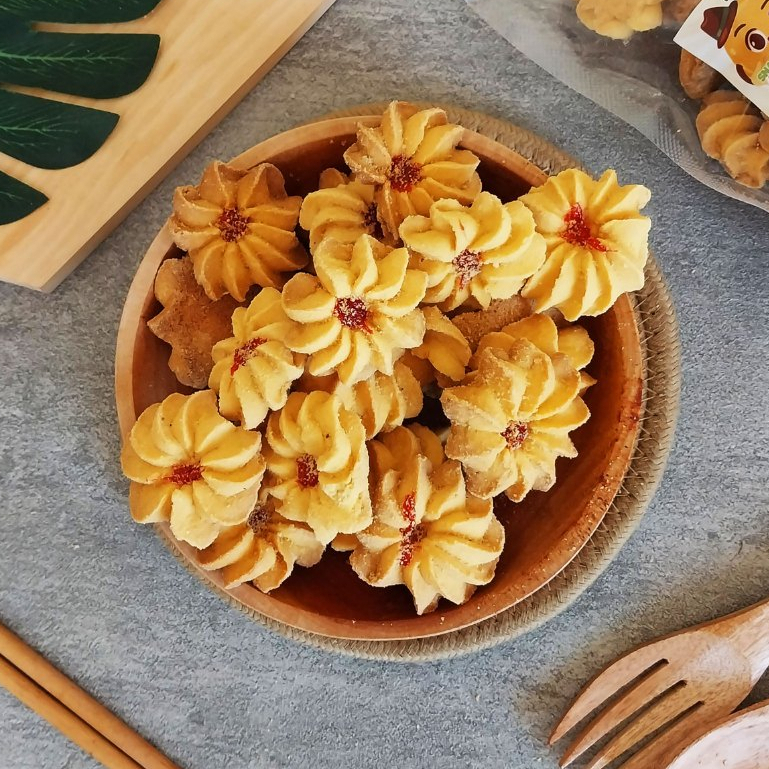 

Bolu Kering / Bolu Kering Senyum / Bolu Senyum Manis / Biskuit Hexa / Kue Mawar / Aneka Camilan Snack Krezz