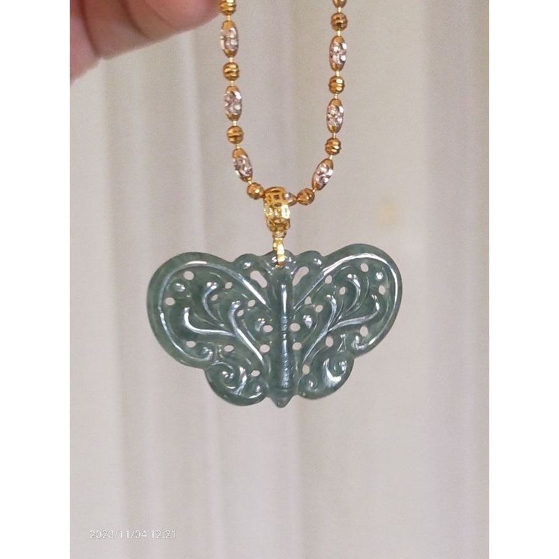 Liontin Giok Burma icy bluish green Kupu-kupu kaitan emas 18k + sertifikat