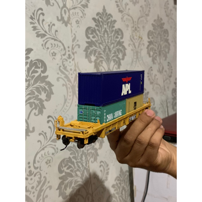 MINIATUR DC ANALOG DAN GERBONG KONTAINER