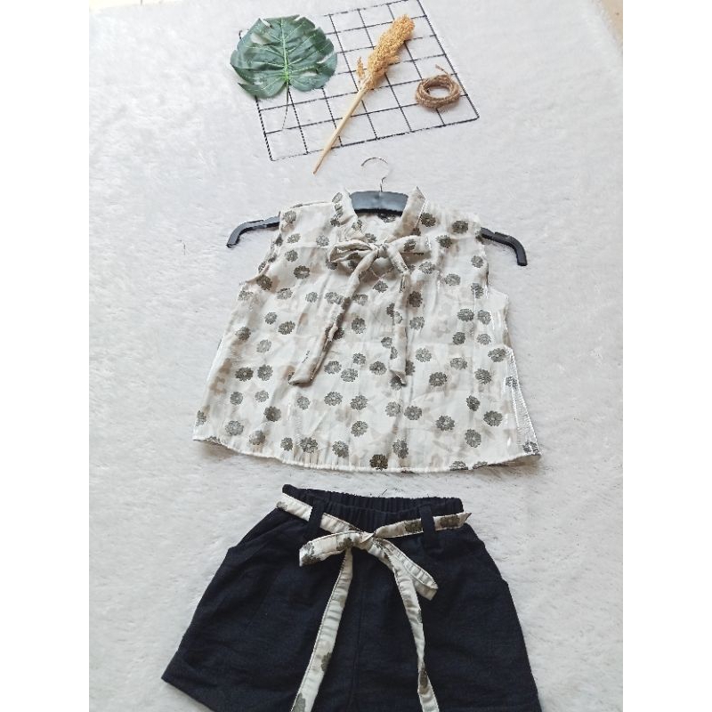 setelan anak perempuan carla blous kain shimer dan celana polo linen