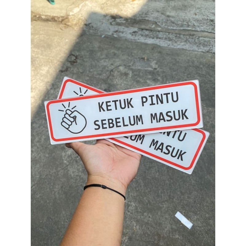 akrilik ketuk pintu sebelum masuk / stiker