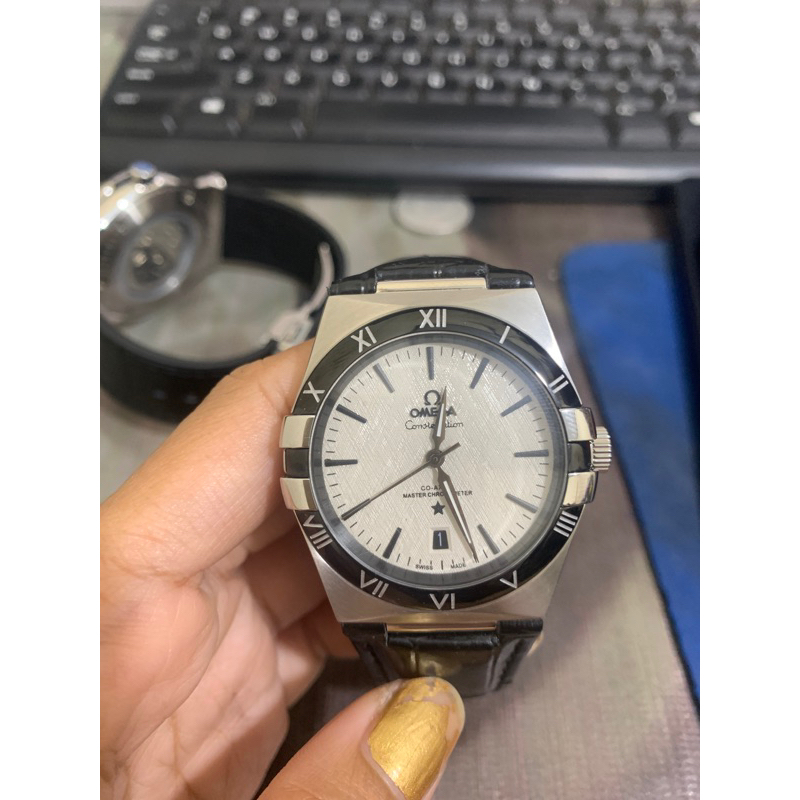 Jam tangan pria hitam gold