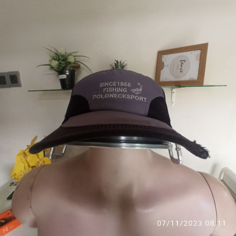 Topi outdoor POLONECK SPORT second seken thrift preloved bekas brand original stelan KLIP minus ripe