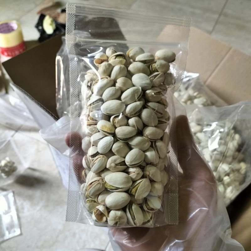

Kacang Pistachio Premium Repack Mugal Made in India Premium Netto 200gr