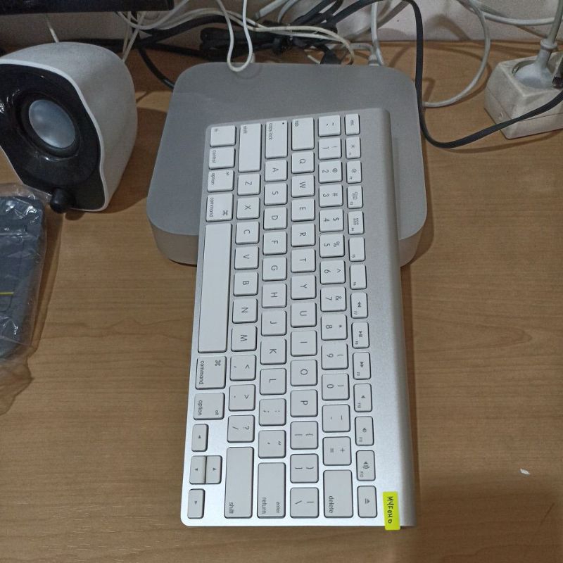 Appl*e Magic Keyboard 1 Second