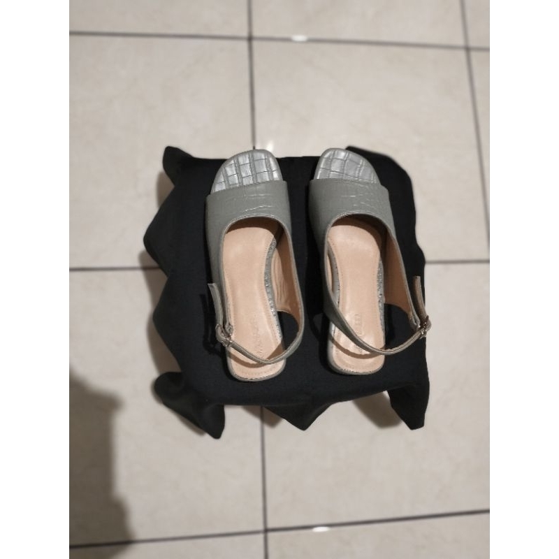 sepatu wanita tali belakang