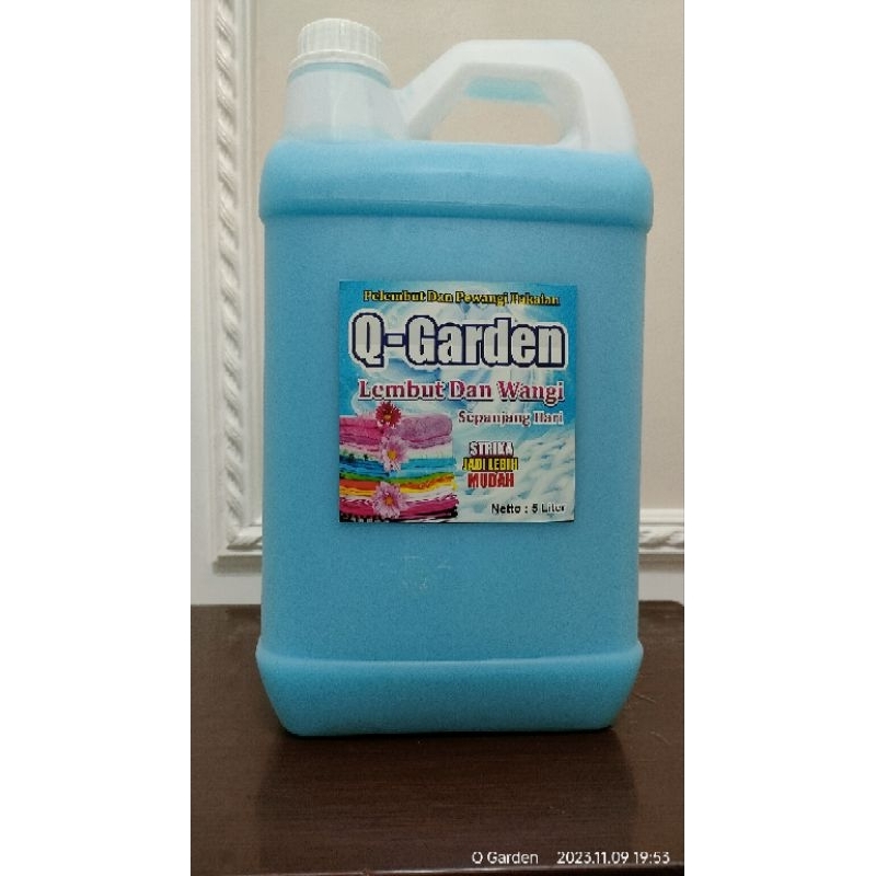 AROMA DOWNY BIRU Pewangi dan pelembut pakaian 5 liter