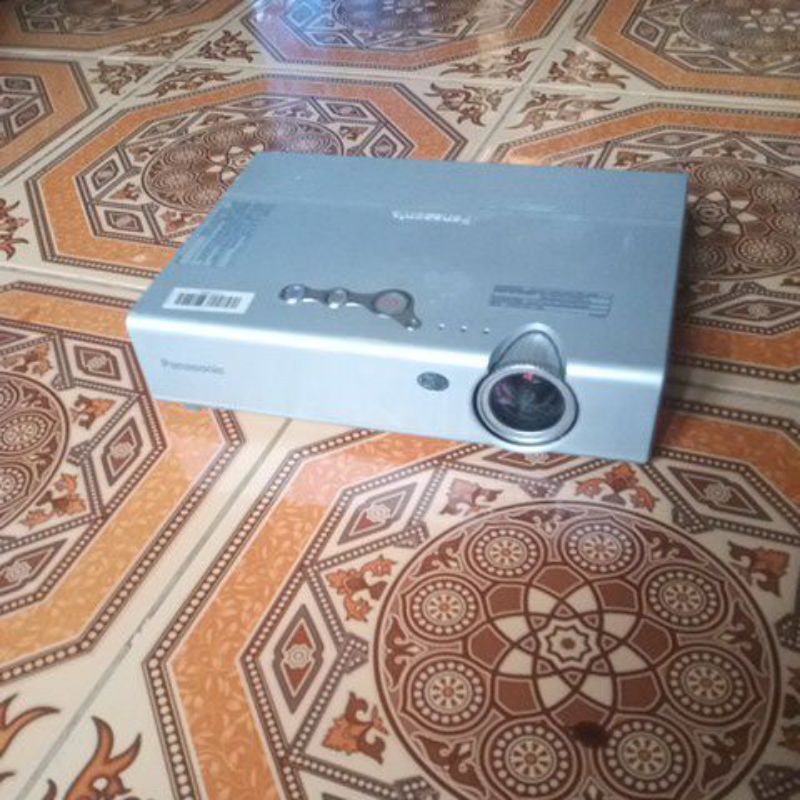 proyektor panasonic minus ptlb