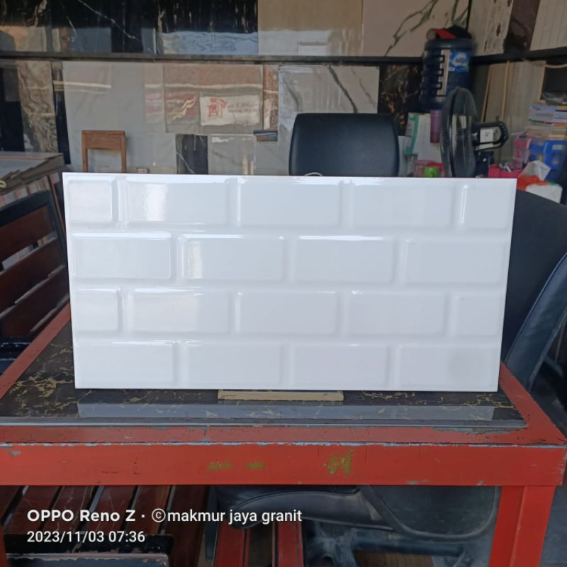 keramik dinding dapur 25x50 bata putih brici white
