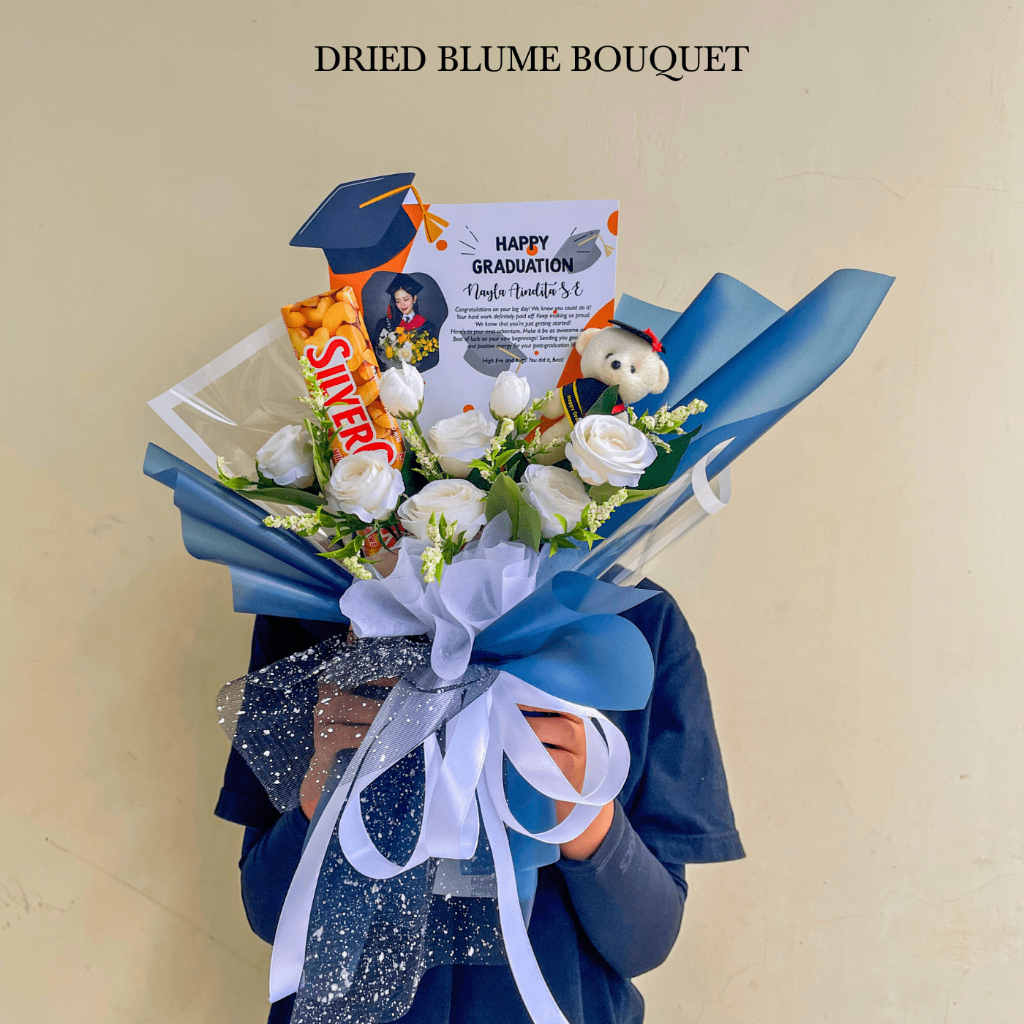 Buket Bunga Wisuda Graduation Bestie Mawar Artificial Hadiah Coklat Silverqueen Valentine Boneka Ber