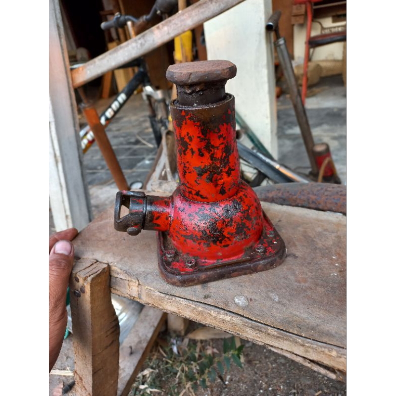 dongkrak botol ulir merah jadul fungsi