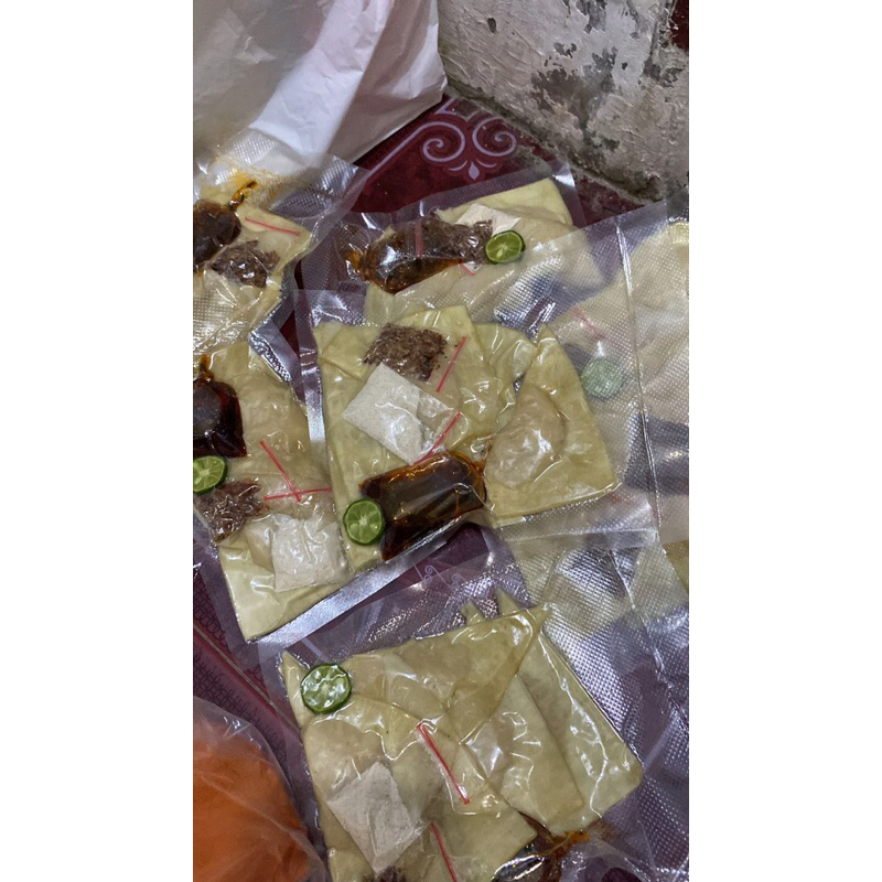 

PANGSIT KUAH CHILI OIL/ PANGSIT KERING CHILI OIL frozen food