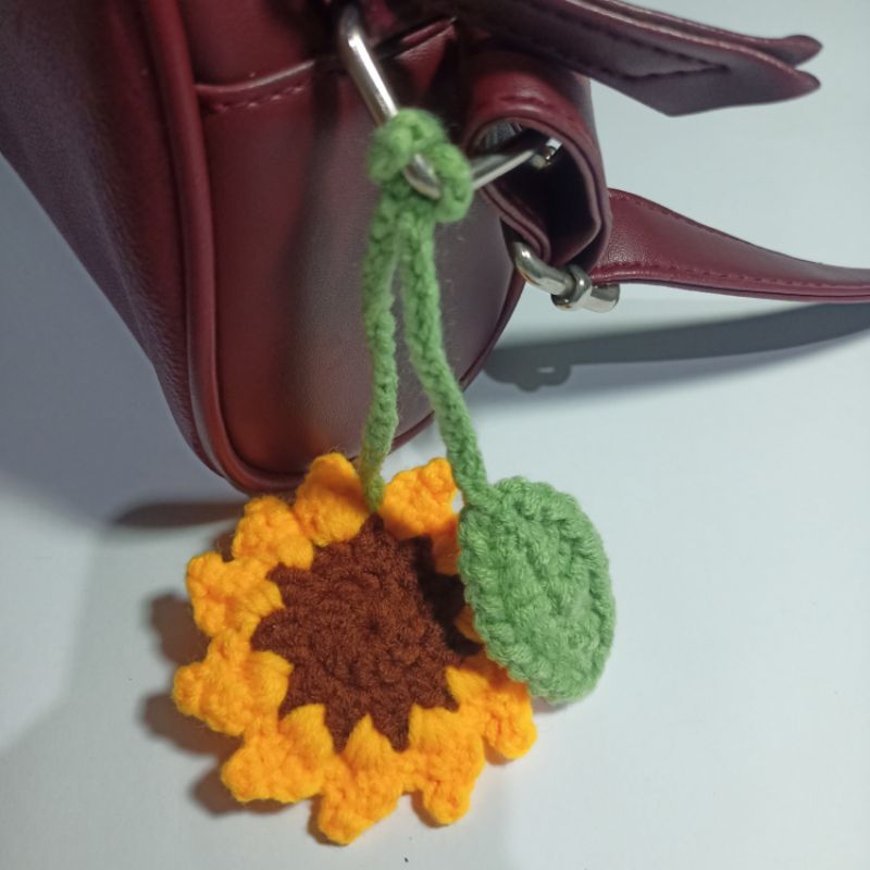 Bunga matahari rajut/ gantungan tas/ gantungan kunci/ gantungan mobil / pembatas buku