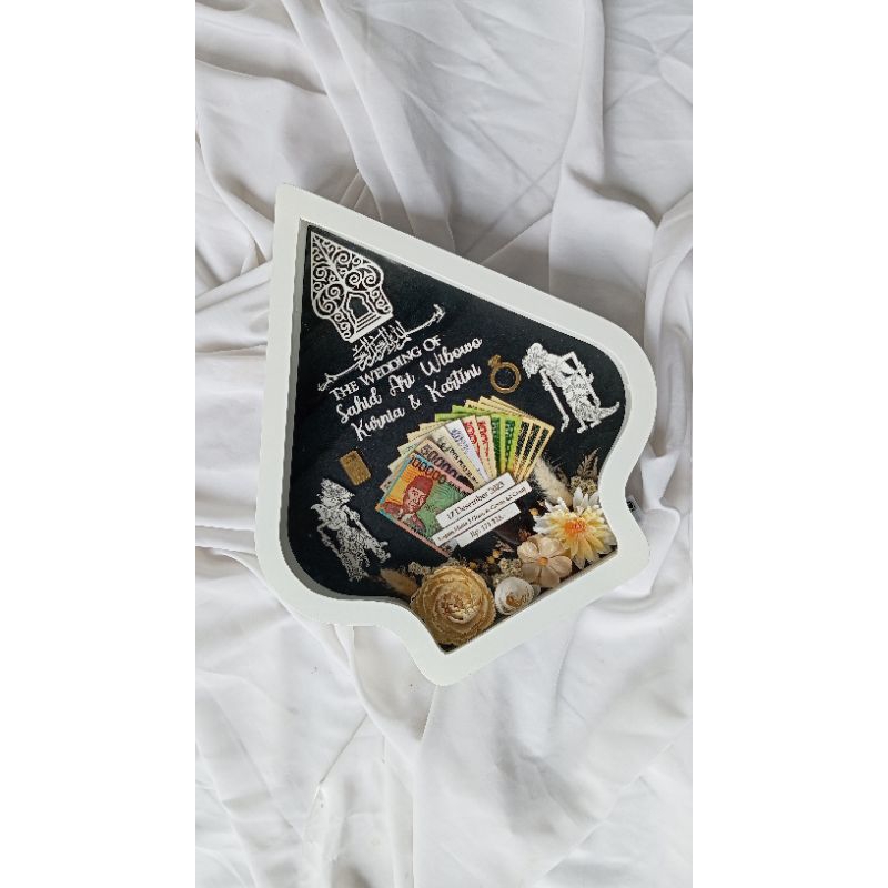 MAHAR GUNUNGAN WAYANG FRAME PUTIH FREE LAMPU