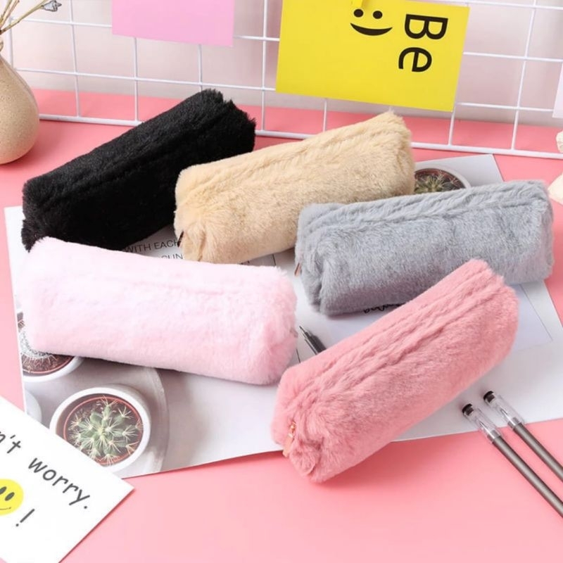 

Kotak Pensil Tepak Alat Tulis Motif Bulu Soft Model Korea Fuzzy Pencil Case