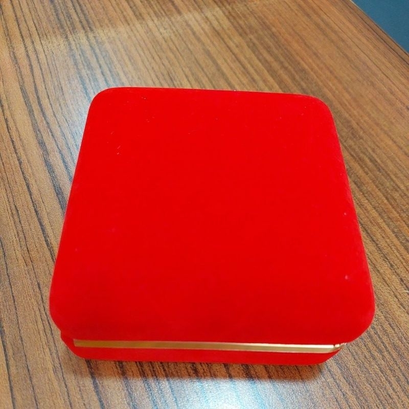 

box merah kotak bludru