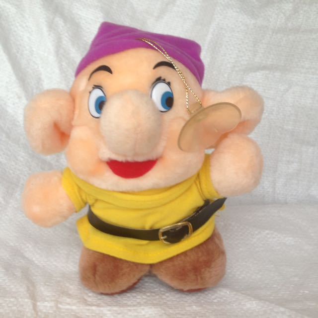 Boneka gantung Dwarfs Snow White topi ungu Disney original