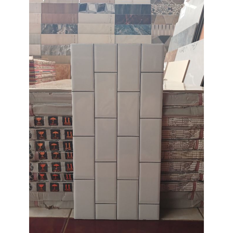 Keramik Dinding Ukuran 25x50 warna putiih