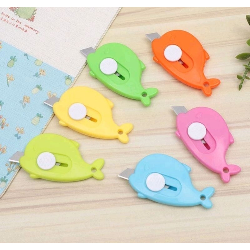 

CUTTER MINI BENTUK DOLPHIN / PISAU CUTTER MINI MOTIF DOLPHIN / CUTTER MINI MODEL DOLPHIN / PISAU KECIL / SILET MINI DOLPHIN / PISAU TRAVEL