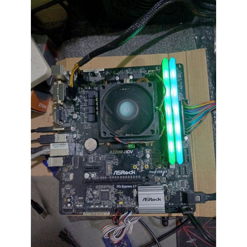 PAKET  RYZEN 5 2400G + A320M + VGA RX VEGA  11  + RAM 16GB KIT