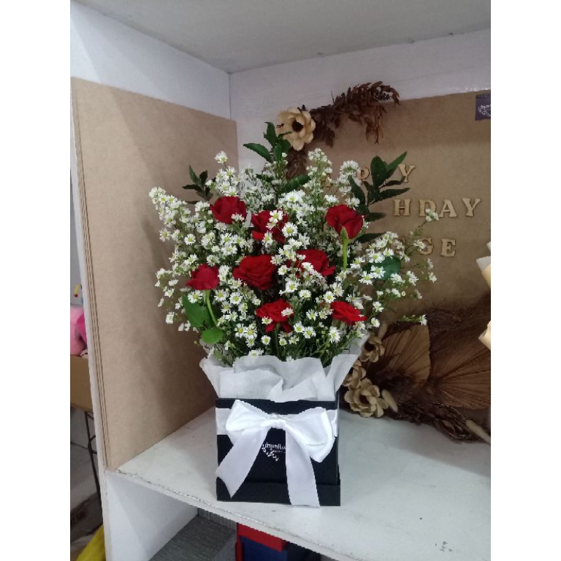 

bloom box mawar isi 8pcs ukuran kotak 17x17x15cm khusus pengiriman instan gojek