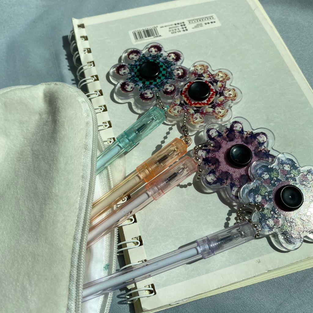 

PULPEN GANTUNGAN SPINNER DEMON SLAYER MAINAN ANAK KEKINIAN LUCU IMUT ALAT TULIS KANTOR ALAT TULIS SEKOLAH STATIONARY PULPEN PEN PENA BALLPOINT MOTIF ANAK-ANAK BISA COD INSTANT GROSIR HARGA MURAH