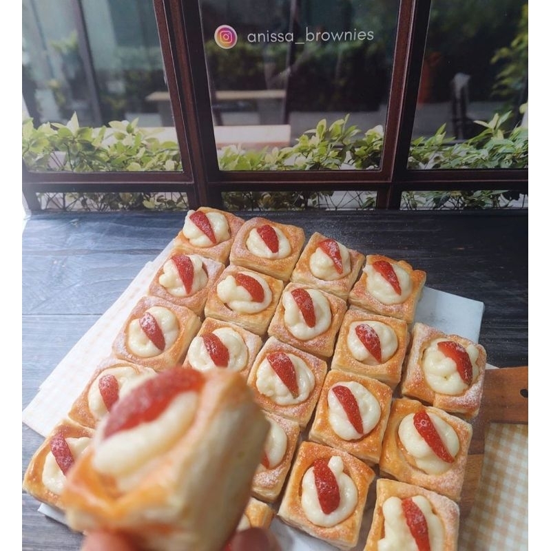 

Pastry Fla Cheese Strawberry | Isi 25pc (box 20x20) | isi 10 pc (box 20x10) | Hanya pengiriman instan bandung