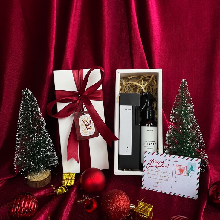 

KODE FOZ238 HAMPERS CHRISTMAS NATAL [BOX PUTIH LINEN SPRAY+DIFFUSER]