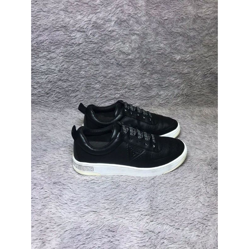 sepatu guess second