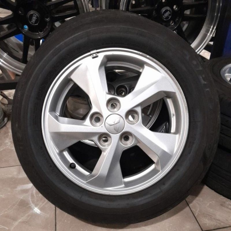 VELG DAN BAN BEKAS MOBIL OEM COPOTAN XPANDER RING 16 + BAN