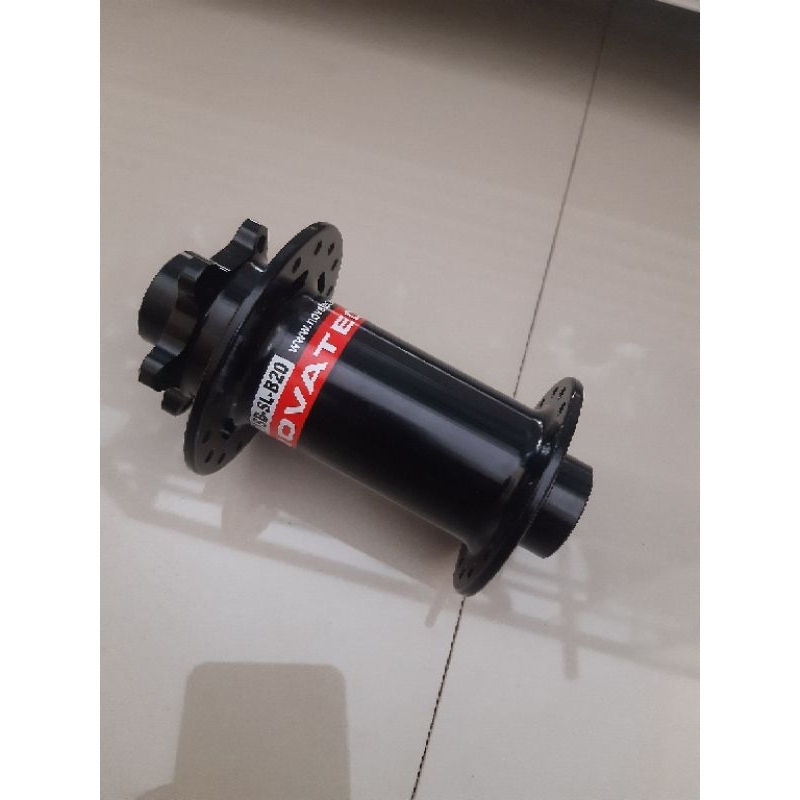 HUB DEPAN T.A 20X110 BOOST NOVATEC