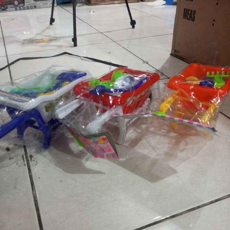 (harga 2 pcs) Mainan gerobak pasir/semen mini kantong + sekop pasir dan cetakan LP 1